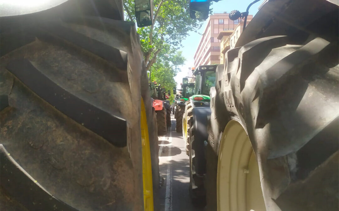 40 tractores y más de 200 agricultores bloquean la entrada a la sede de la Confederación Hidrográfica del Ebro para pedir mayor planificación