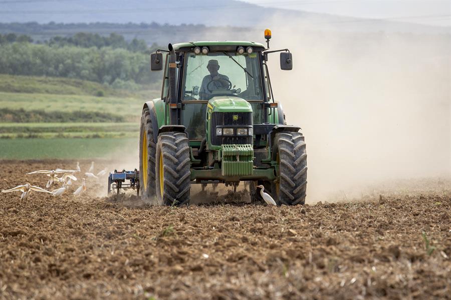 Bruselas respalda los fondos europeos, flexibilizar la PAC y adelantar el 70% de los pagos a los agricultores y ganaderos afectados por la sequía