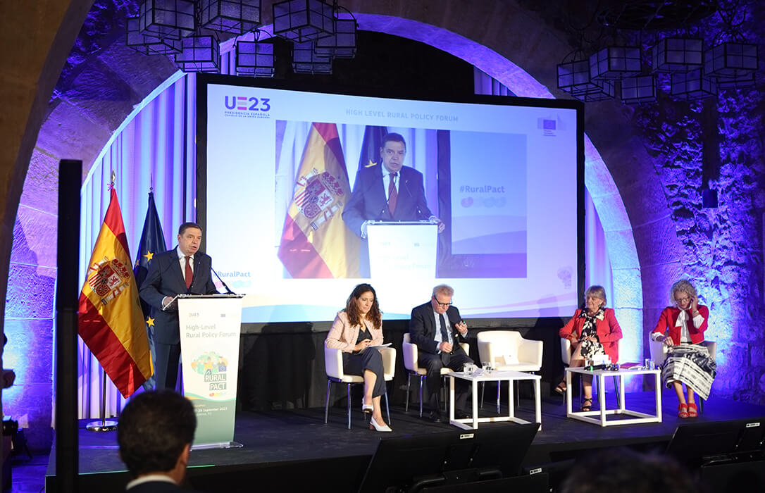 Luis Planas defiende que solo habrá futuro en el mundo rural si existe una actividad económica sostenible y rentable