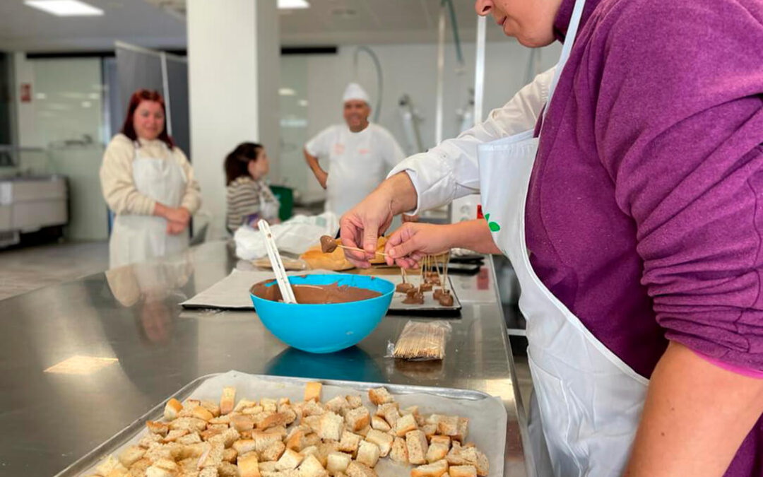 La IGP Pan de Alfacar organiza una jornada de elaboración de pan para personas con discapacidad