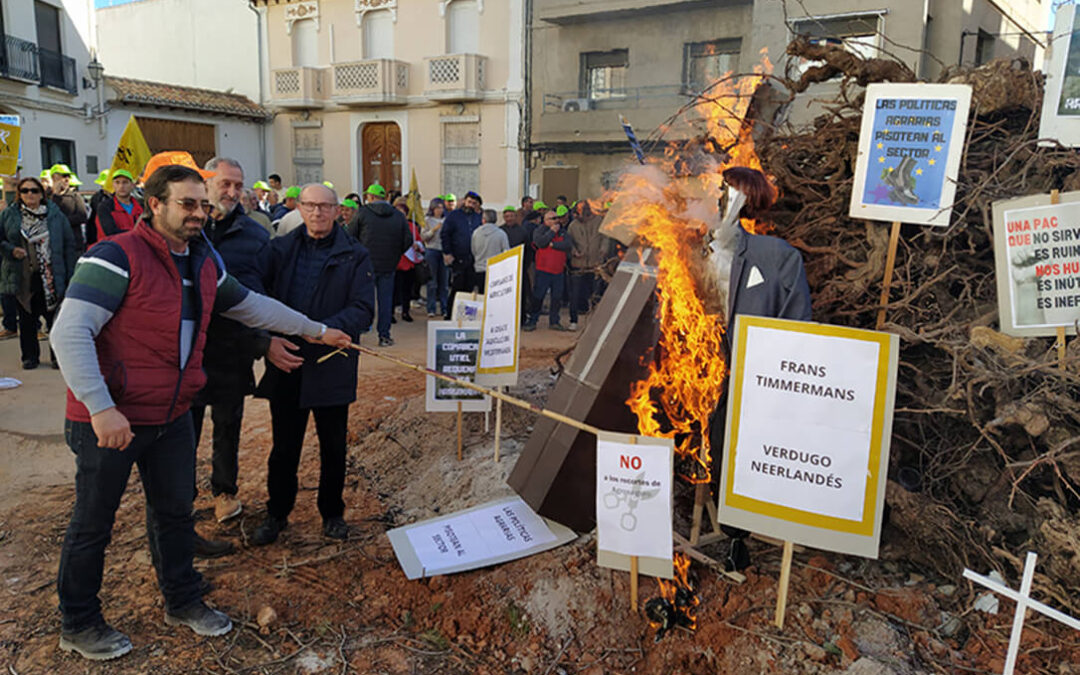 Cientos de agricultores arrancan las protestas con una ‘hoguera del vino’ en Utiel-Requena contra “el plan de Bruselas para matarnos”