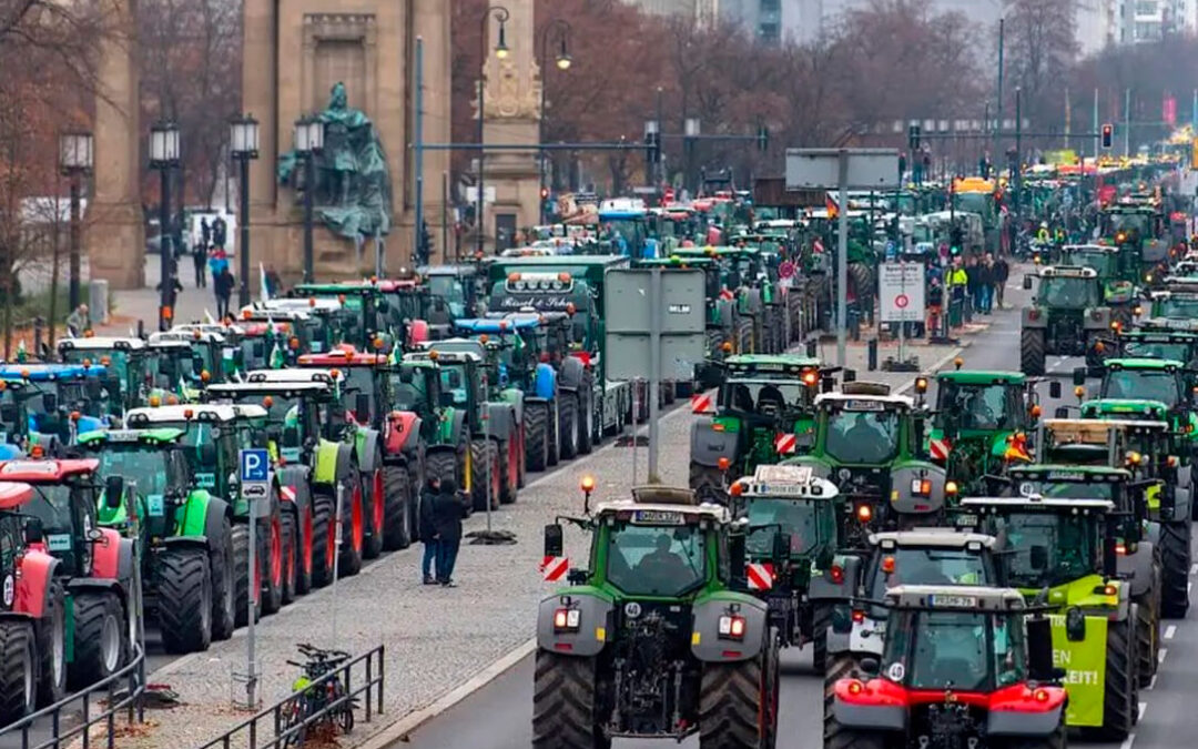 Más de 8.500 agricultores alemanes colapsan Berlín en una gran manifestación por el recorte de las subvenciones agrarias