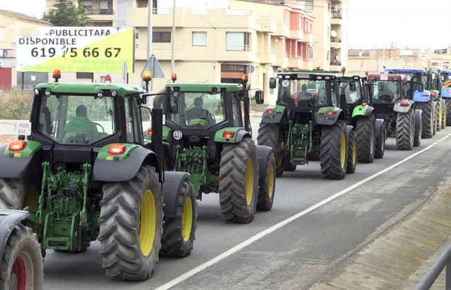 Planas mueve ficha y convoca a las OPAs para hablar mientras que agricultores españoles participan este jueves en una tractorada en Bruselas