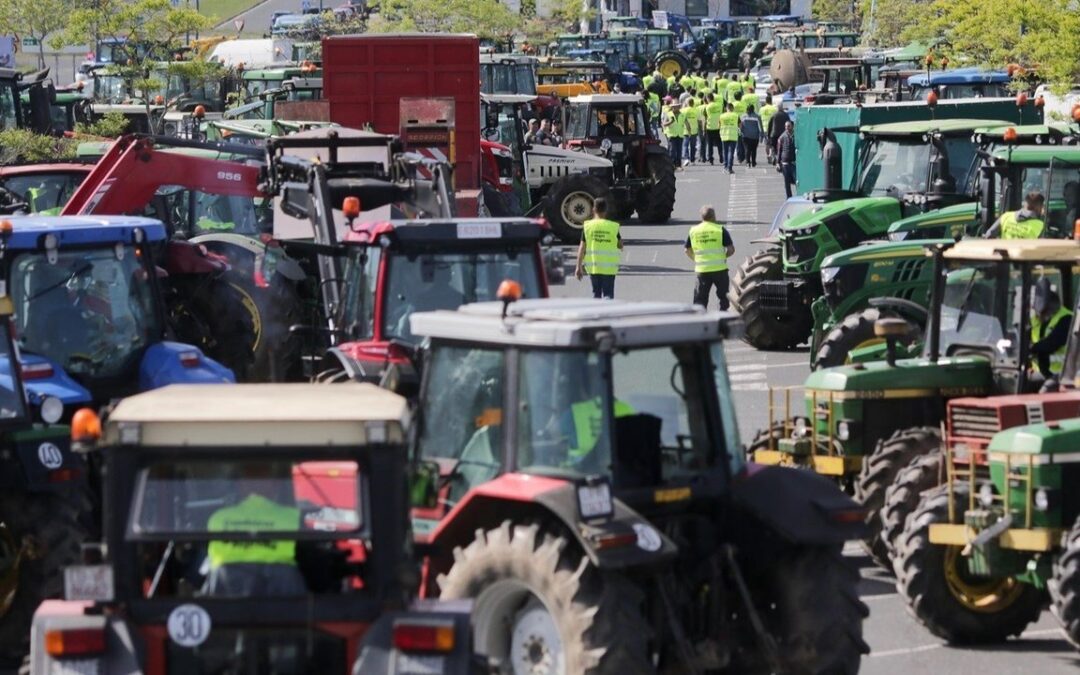 Portugal anuncia 500 millones en ayudas para paliar la rebaja de la PAC mientras los agricultores portugueses cortan autovías junto a España
