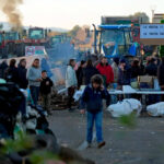 Planas convoca a las organizaciones agrarias mañana mientras siguen las protestas y se intensifican los ataques a camiones marroquíes