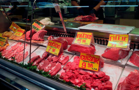 La memoria para el recorte de carbono para 2040 abre el debate sobre reducir el consumo de carne pese a asumir que el sector perdería un 20%