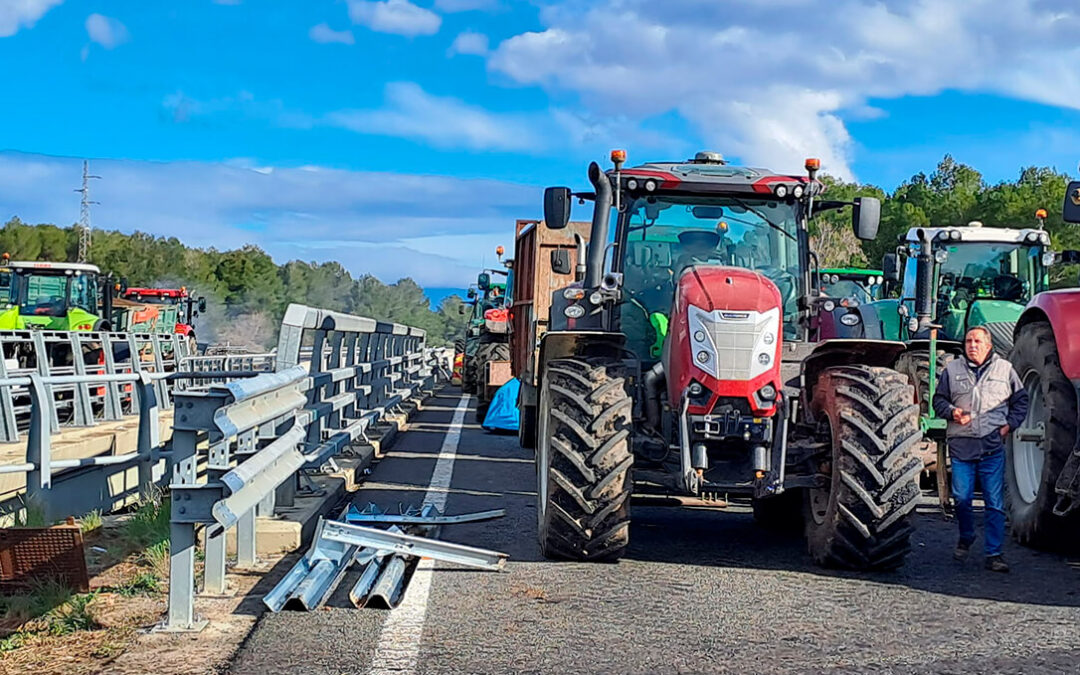 Los agricultores catalanes exigen cambios en la Generalitat y dimisiones para acabar con los cortes de carretera