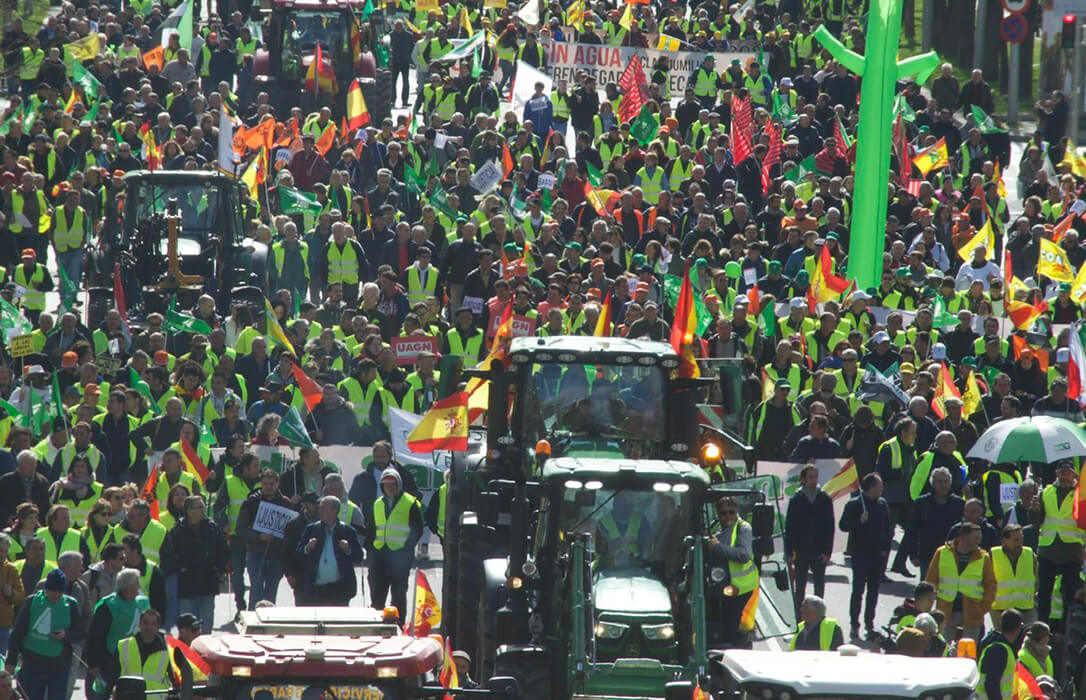 Miles de agricultores desbordan las previsiones y toman Madrid para pedir un «giro de 180 grados» a la PAC y advertir de que «esto solo acaba de empezar»