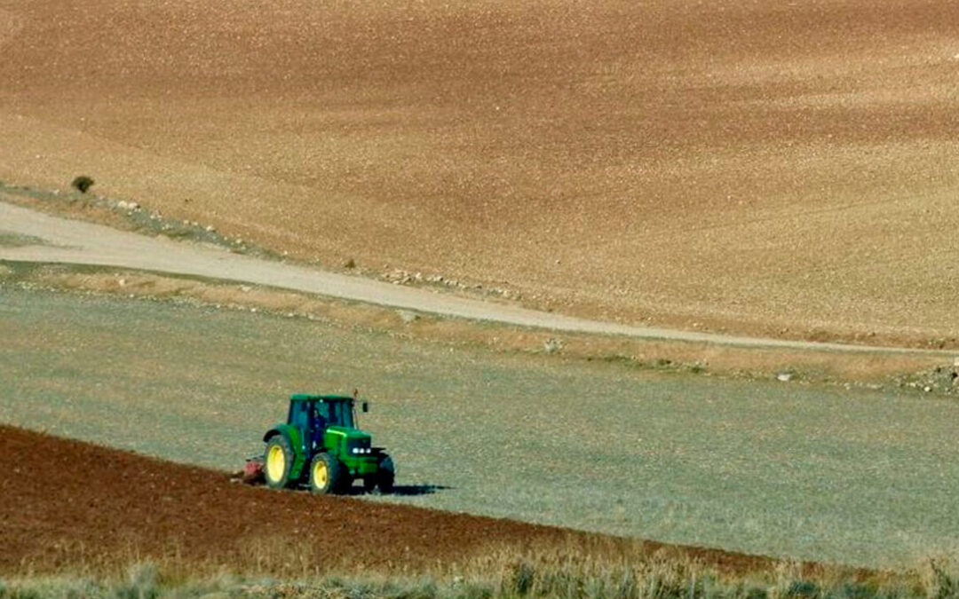 Acusan a García-Page de seguir queriendo expropiar las tierras en Castilla-La Mancha al no modificar su Ley de Agricultura Familiar