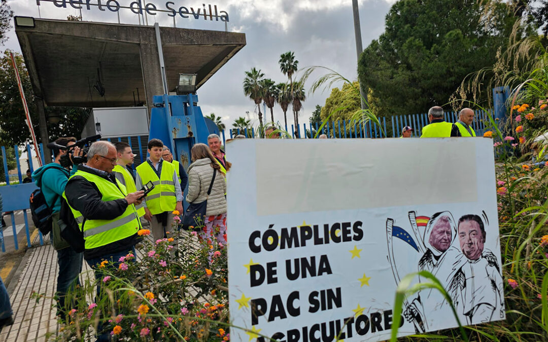 Cientos de agricultores protestan ante el puerto de Sevilla para denunciar las importaciones sin control de terceros países