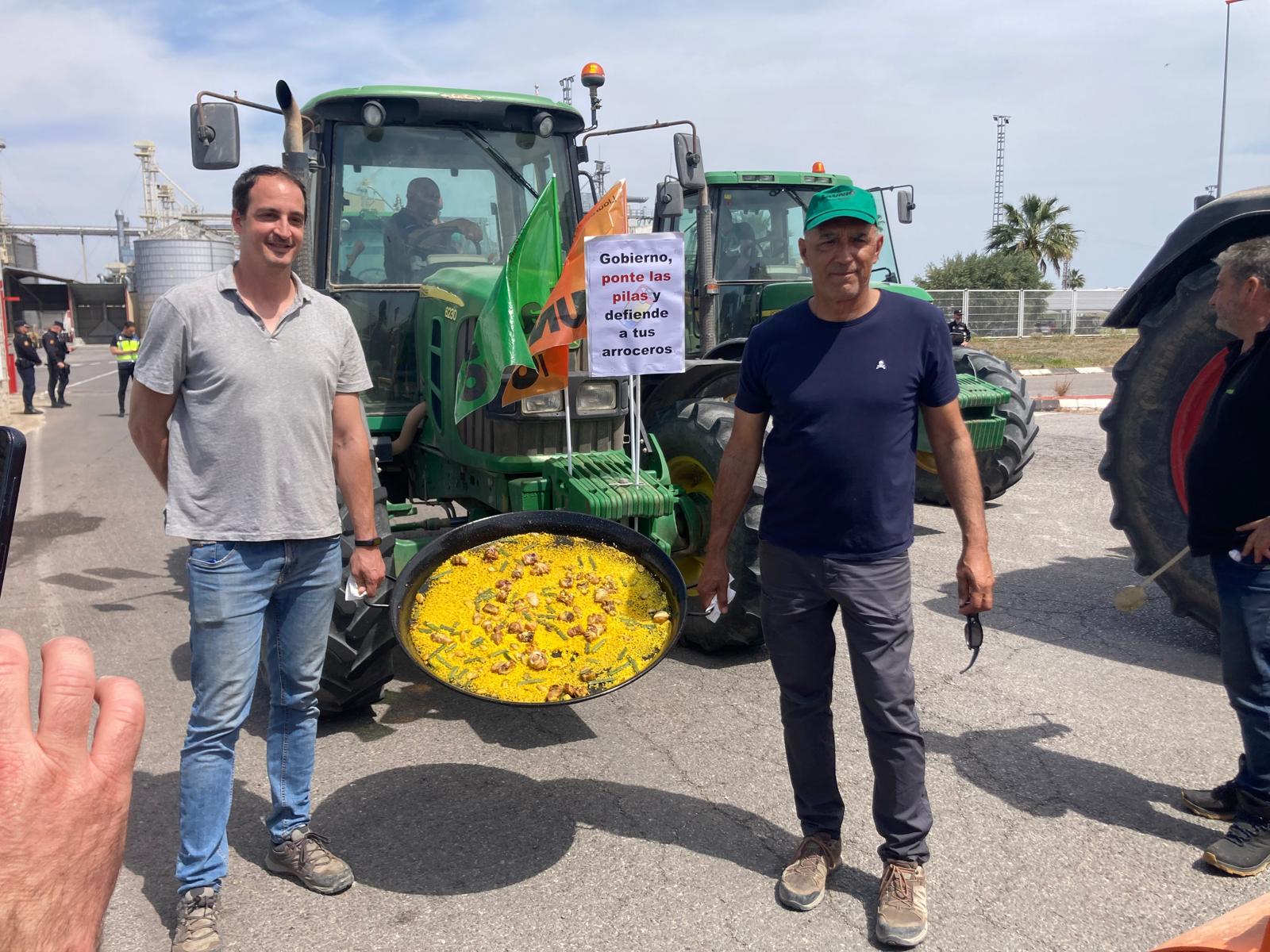 30 tractores y una paella para protestar por el aumento de importaciones de arroz del sudeste asiático