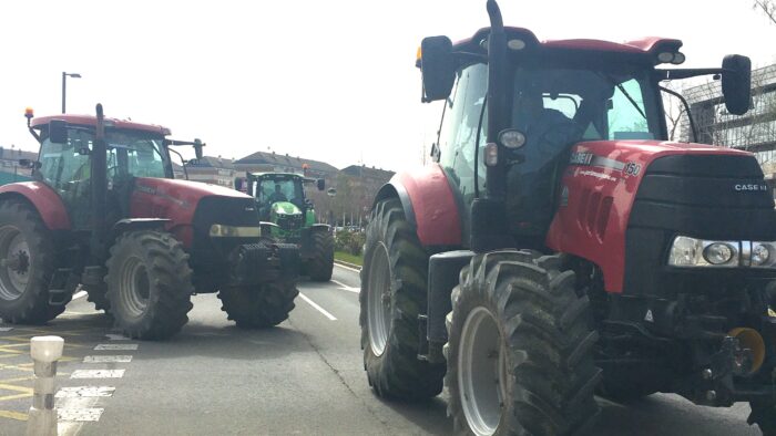 Los tractores se cuelan en la campaña electoral en el País Vasco en Vitoria