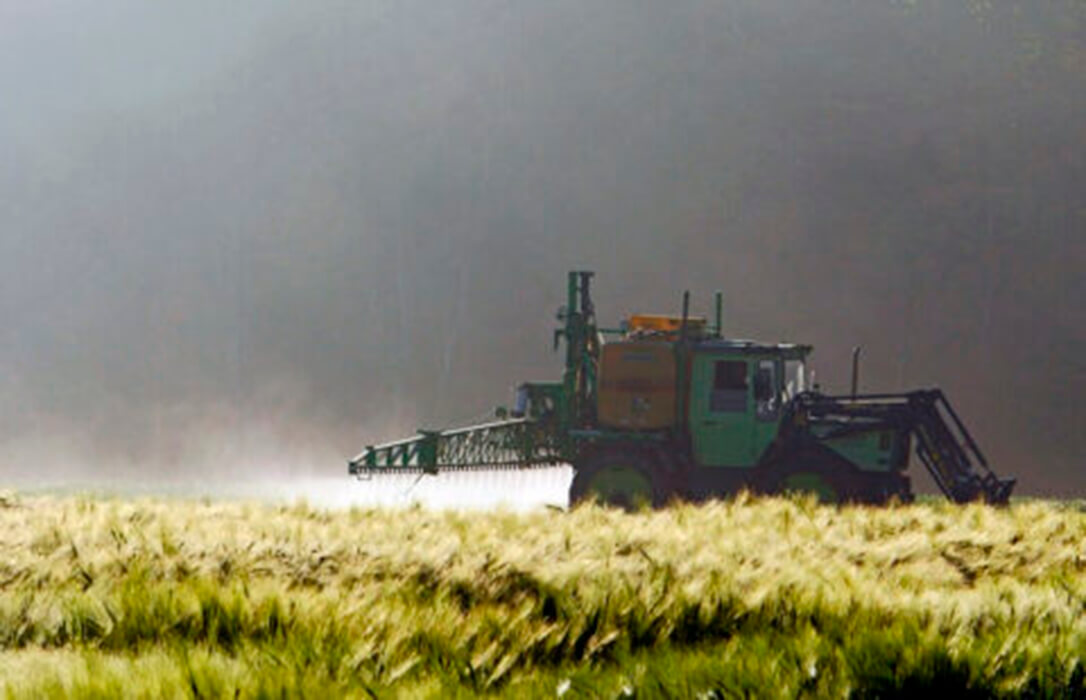 Francia tira la bandera y va a los seguro: no impondrá más restricciones en el uso de pesticidas que las establecidas por la UE