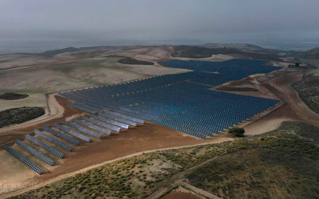 Italia prohíbe la instalación de placas solares en tierras agrícolas y Sumar plantea hacer lo mismo en España para preservar áreas ecológicas