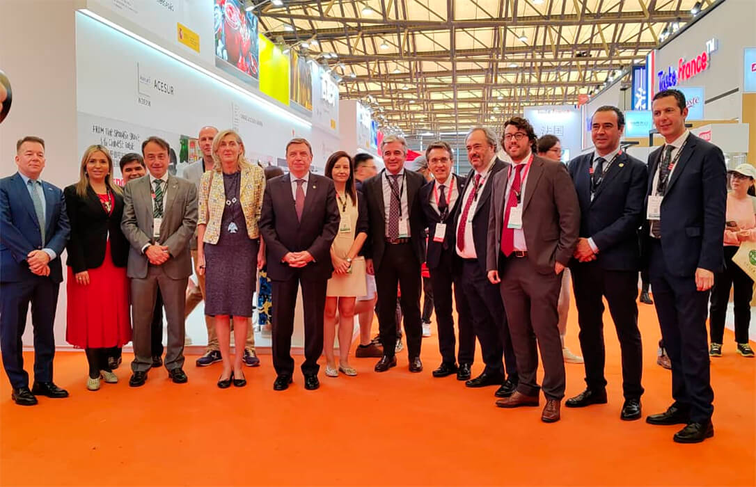 La visita del ministro y el sector agrario español a China ayuda a impulsar la apertura del gigante asiático a la carne de vacuno