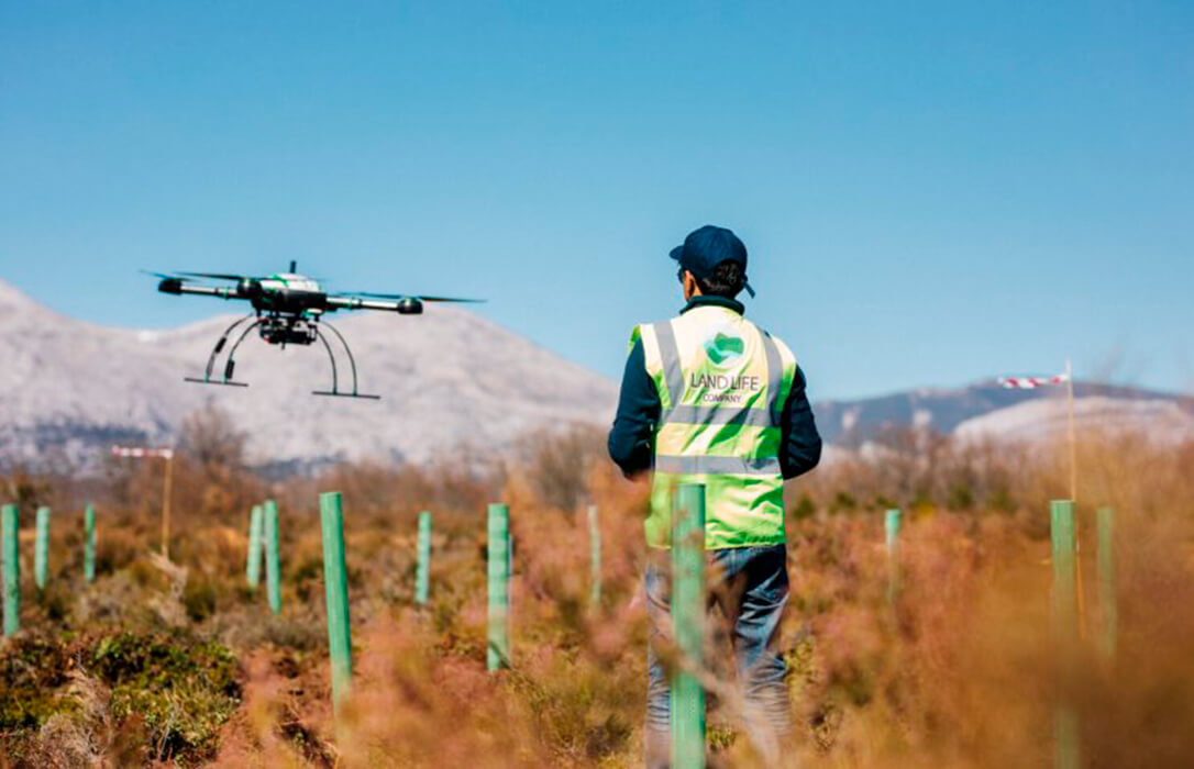 La UGR y Land Life investigan cómo mejorar la reforestación con semillas encapsuladas y siembra de precisión con drones