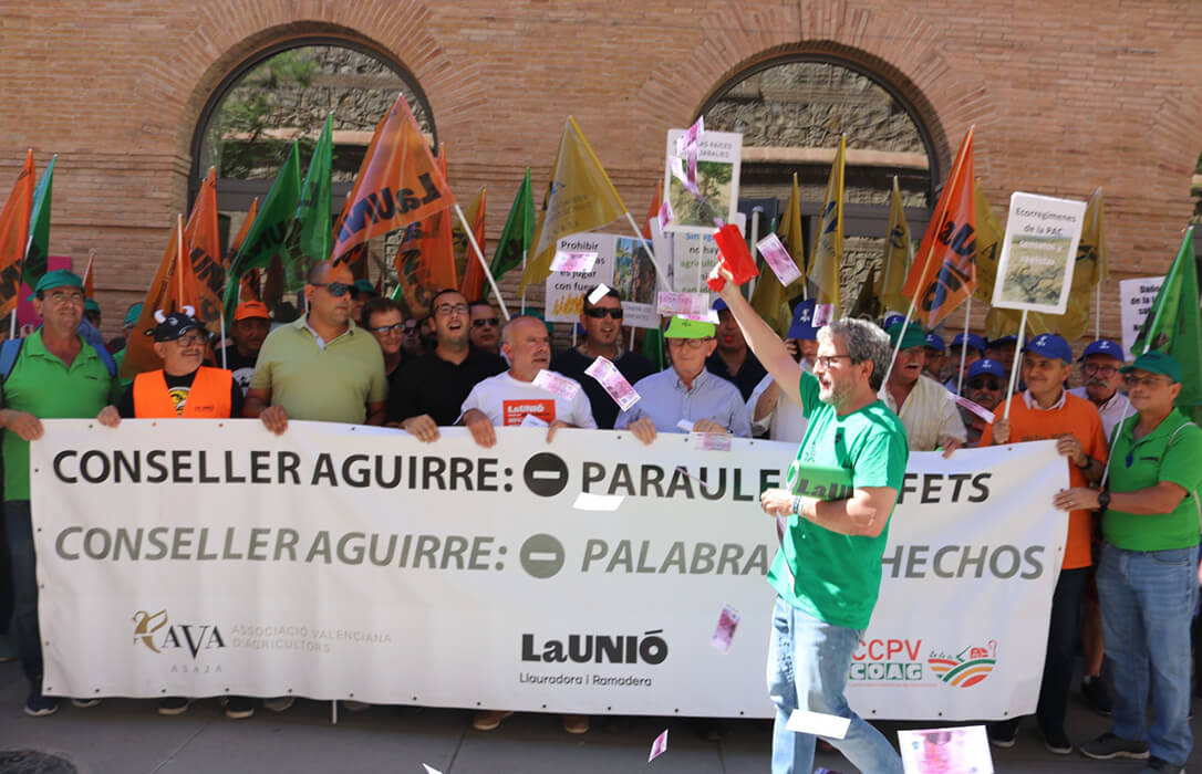 Varios cientos de agricultores y ganaderos se concentran ante la Conselleria valenciana para exigir «más hechos y menos palabras»