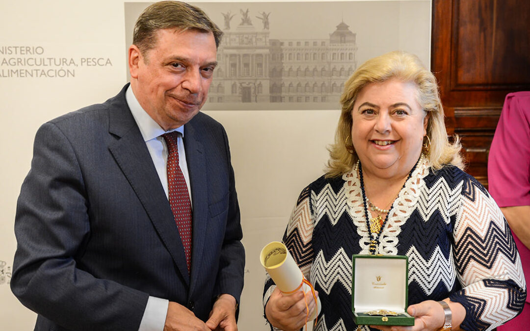 Clara Aguilera recibe la condecoración de la Orden Civil del Mérito Agrario, Pesquero y Alimentario del Ministerio