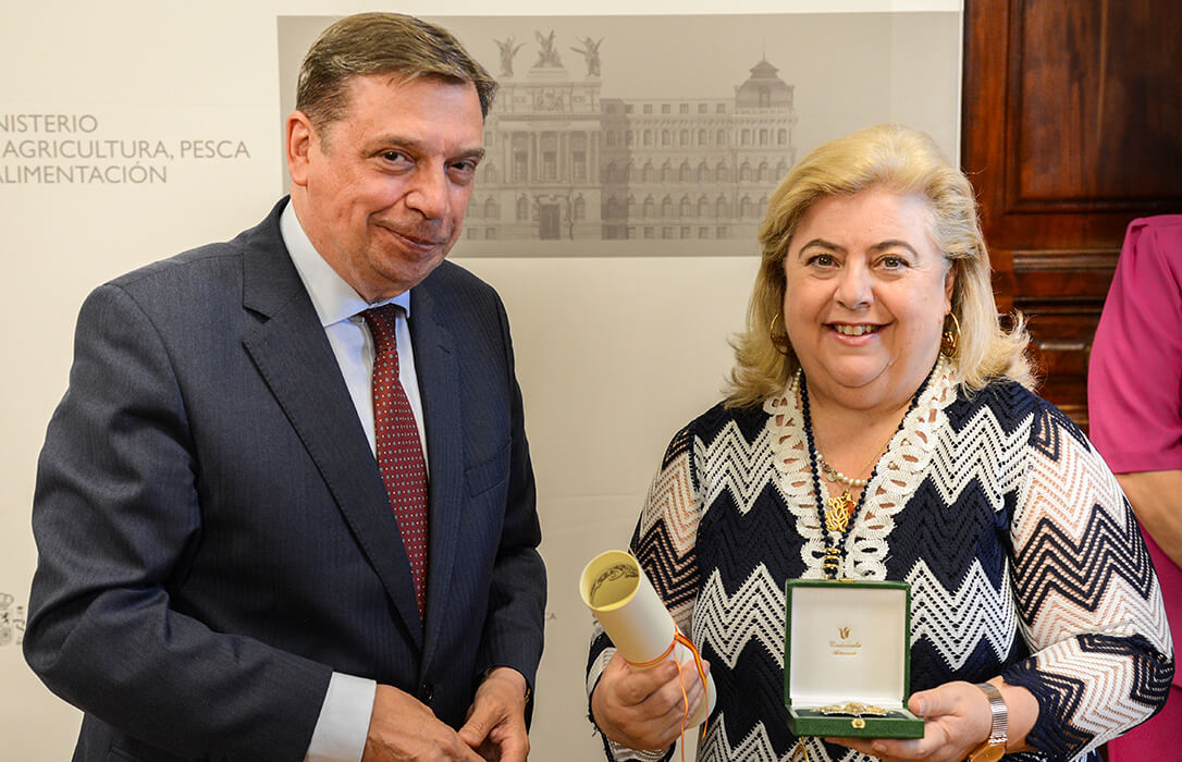 Clara Aguilera recibe la condecoración de la Orden Civil del Mérito Agrario, Pesquero y Alimentario del Ministerio