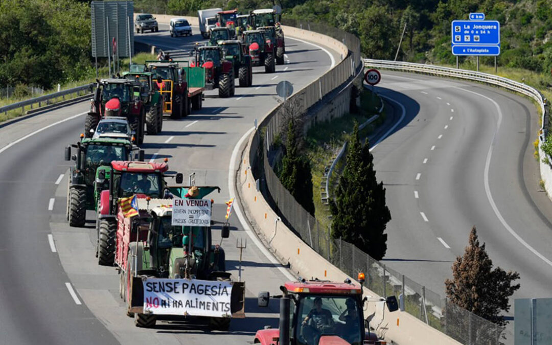 Agricultores españoles y franceses bloquean la frontera para reivindicar más apoyo nacional y europeo ante el descontrol de las importaciones