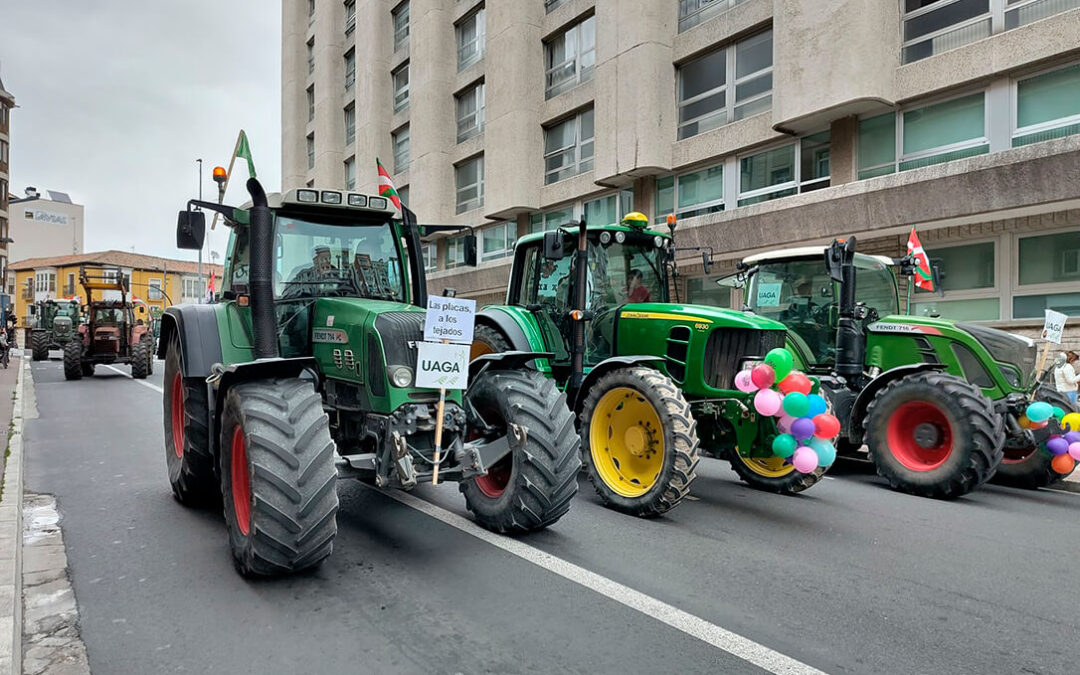 Una tractorada con varios cientos de personas defiende la tierra de Álava contra el «acoso» de las renovables