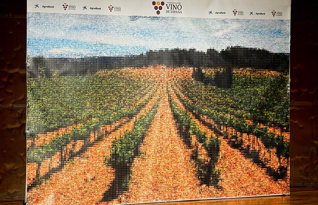 Hay que abrirlo y ampliarlo para ver cómo cerca de 400 personas crean con sus fotos el gran mural del viñedo de España