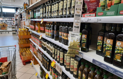 Consumo pide más datos a los principales supermercados para comprobar si están trasladando al aceite la bajada del IVA