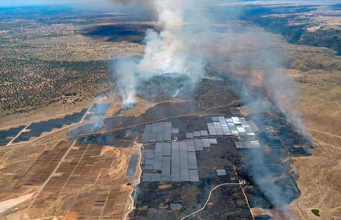 Un millar de incendios en plantas fotovoltaicas: «A los agricultores se nos ha criminalizado y ahora se ve que una chispa de una planta puede provocar un gran destrozo»