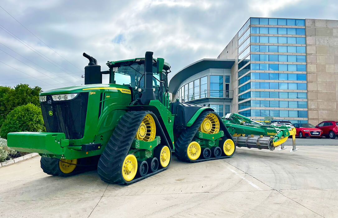 Un ‘monstruo’ viene a verte: Entregan en Vitoria un John Deere 9RX 640, el tractor más grande vendido en España