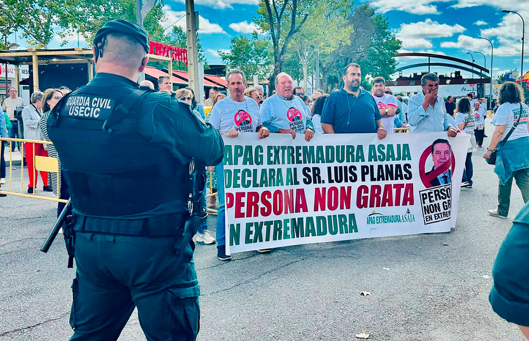 Protesta ganadera contra Planas en la Feria de Zafra para recordarle que es una persona ‘Non Grata’ en Extremadura y que se sienten engañados