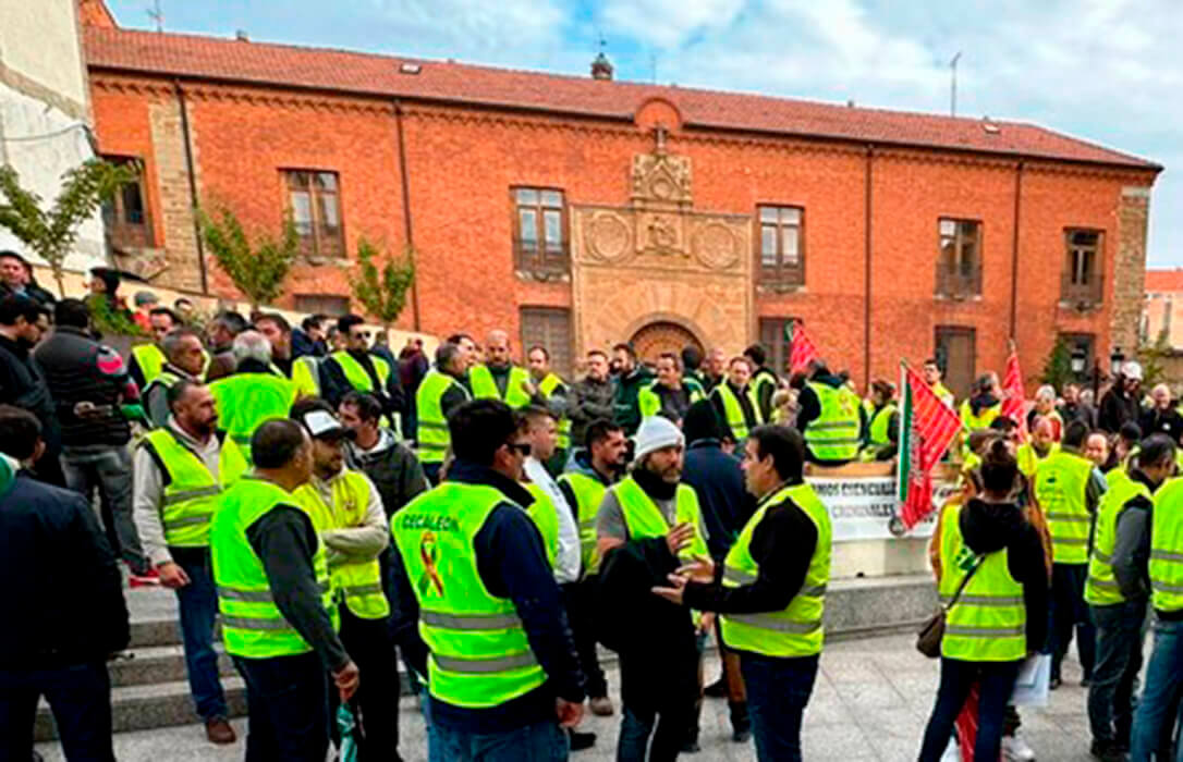 Los coletazos de las protestas agrarias: unos 300 agricultores apoyan a dos encausados por los disturbios de la A-6 en Zamora