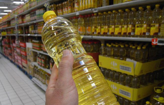 La venta de aceite de oliva ha caído el 16,8% en la campaña 2023/2024 mientras que el de girasol se disparó un 30,4%