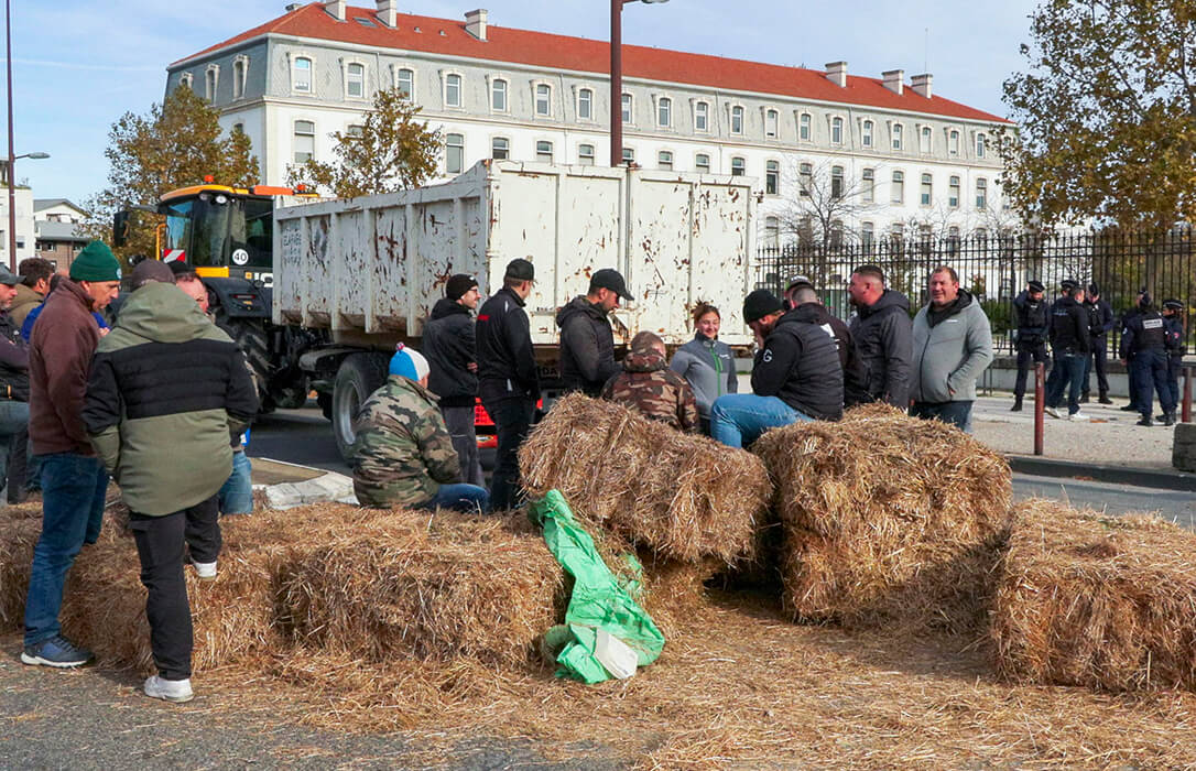 Los sindicatos agrícolas franceses endurecen sus protestas con bloqueos por todo el país en edificos públicos y en la frontera española