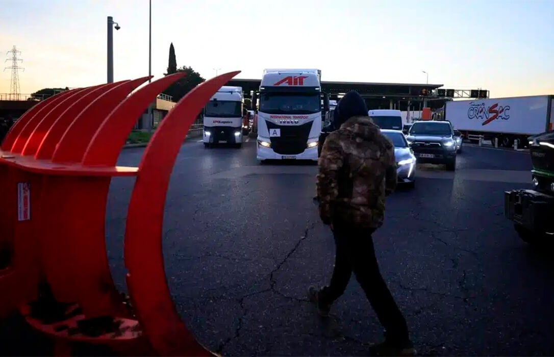 Las protestas de los agricultores franceses contra Mercosur disparan a España: Controles a camiones nacionales junto a la frontera