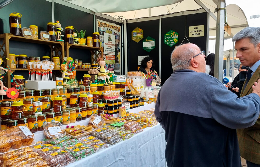 El timo de la falsa miel de los supermercados y la amenaza del avispón oriental centran el debate de Expomiel 2024