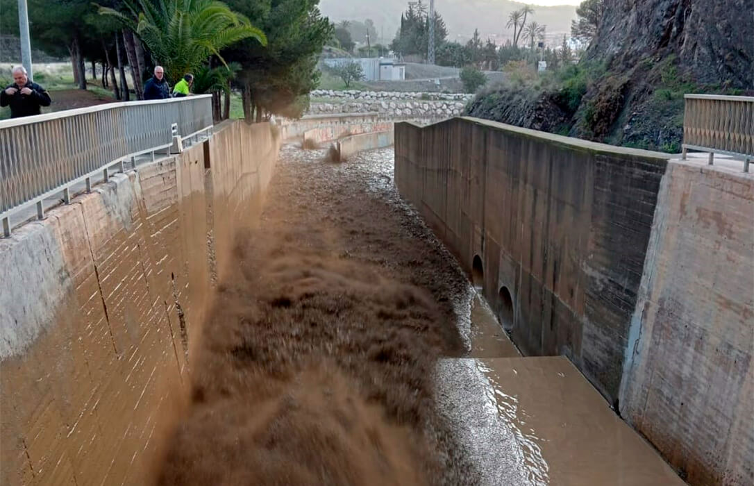 La Junta desembalsa la presa de El Limonero para evitar atasco en los desagües y garantizar agua de calidad para Málaga