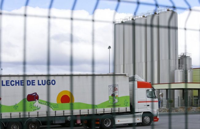 Grupo Lence aclara que solo es uno de los proveedores de leche de Carrefour y que no tiene nada que ver en su estrategia de venta