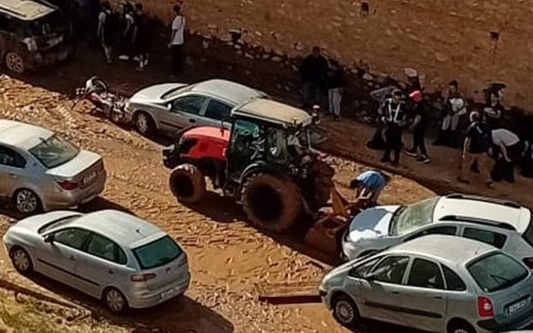 Los agricultores vuelven a dar un paso al frente y sacan sus tractores para colaborar en las tareas de ayuda por la DANA