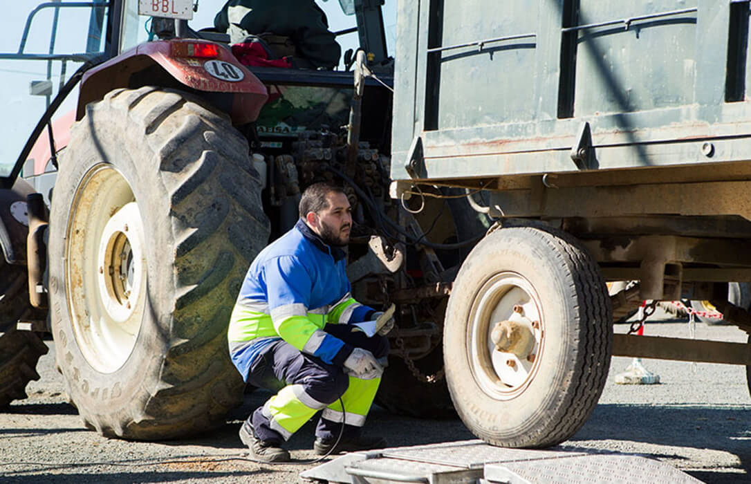 Seguridad en el campo: más de 10.000 inspecciones de la ITV agrícola en la campaña de la aceituna andaluza, el 47% más que el año pasado