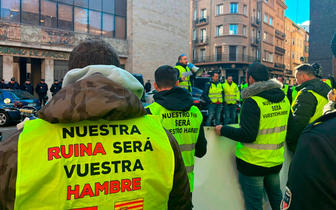 Agricultores y ganaderos inician nuevas protestas en Pamplona, Valladolid y Zaragoza con movilizaciones al margen de las OPAs tradicionales