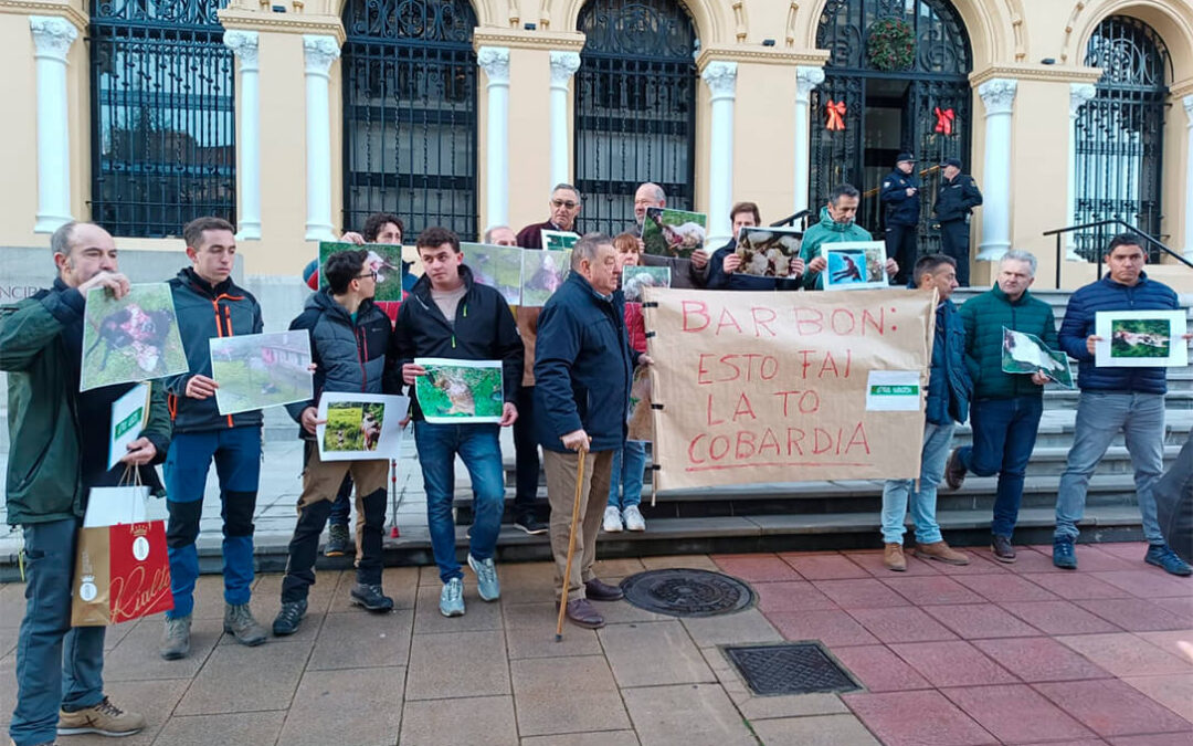 Las protestas siguen por todas partes: Asturias Ganadera se concentra ante el Principado para exigir la salida del lobo del Lespre