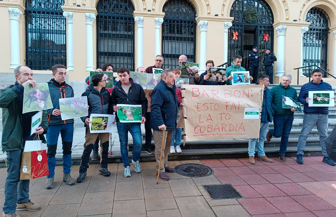 Las protestas siguen por todas partes: Asturias Ganadera se concentra ante el Principado para exigir la salida del lobo del Lespre