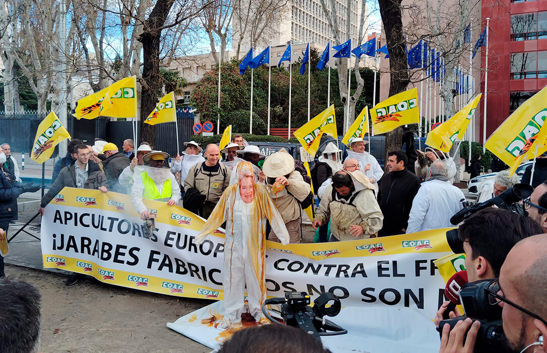 Los apicultores piden más controles a la miel importada, aranceles específicos y acusan a la Comisión Europea de abandonarlos