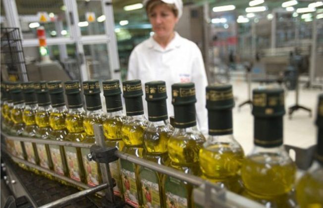 La exportación española de aceite de oliva se rearma ante la amenaza de aranceles por parte de Trump y busca alternativas que no son fáciles