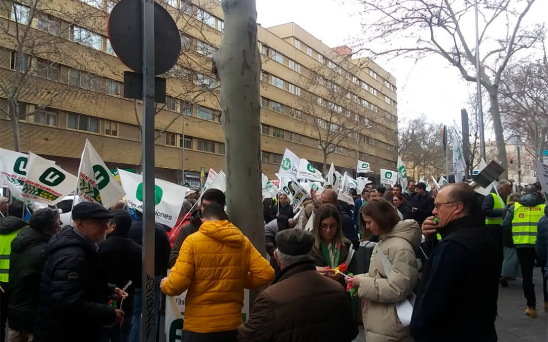 Cientos de agricultores protestan ante Enesa para reclamar mejoras en unos seguros agrarios «cada vez más caros y con menos cobertura»