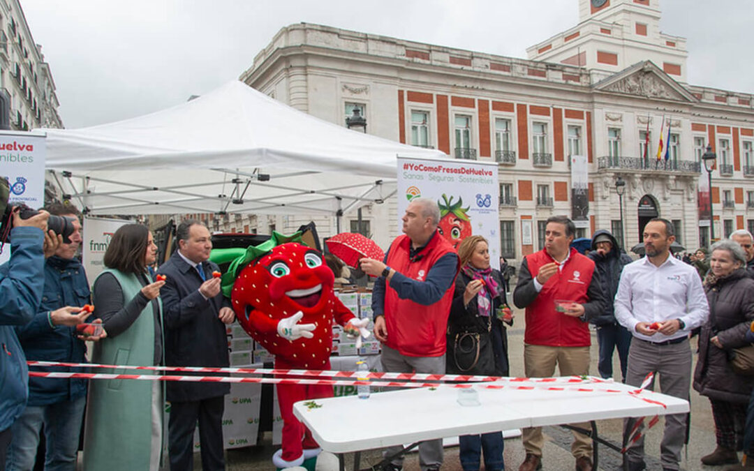 Arranca la campaña #YoComoFresasdeHuelva en Madrid para promocionar su consumo, valorizar el trabajo de los agricultores y denunciar abusos