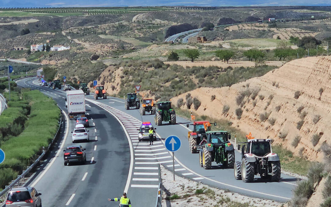 Movilizados 200 tractores y vehículos agrícolas para exigir la inclusión de los agricultores de frutos de cáscara en las ayudas de la sequía