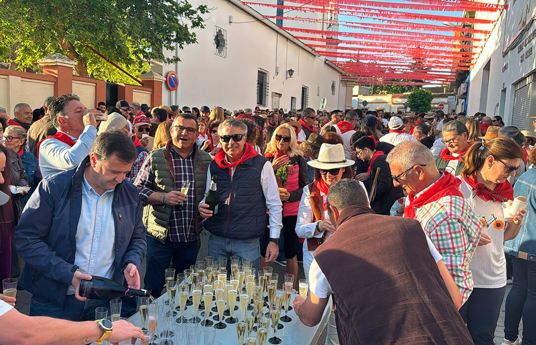 Los romeros de San Marcos brindan con cava de Almendralejo por una iniciativa de la Comunidad de Labradores y la CEAL