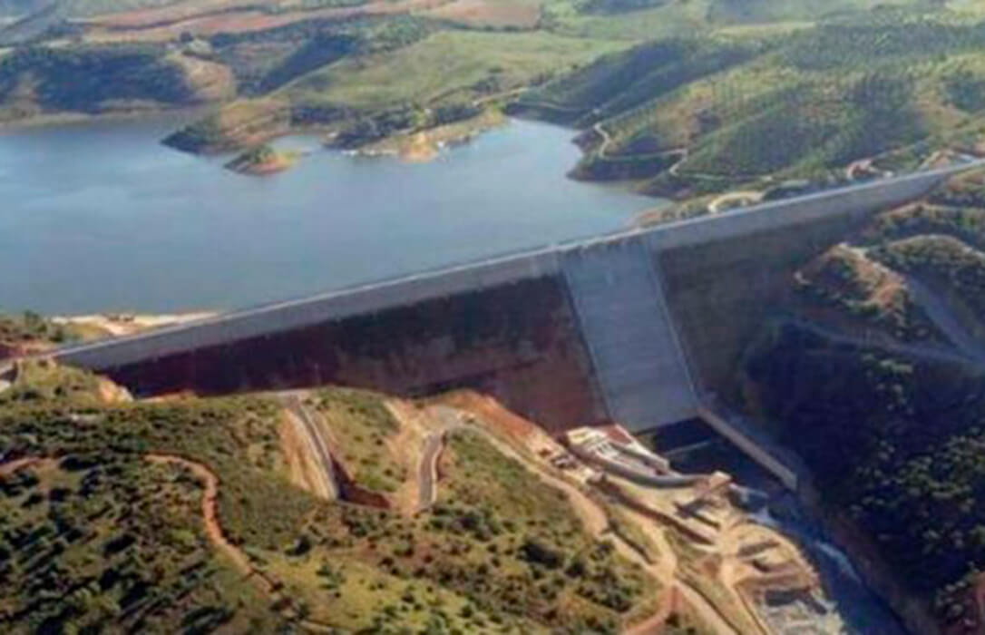 Un sinsentido: La cuenca del Guadalquivir vierte al mar más agua de la que almacenó con las lluvias por el déficit de obras y el bajo rendimiento de bombeo