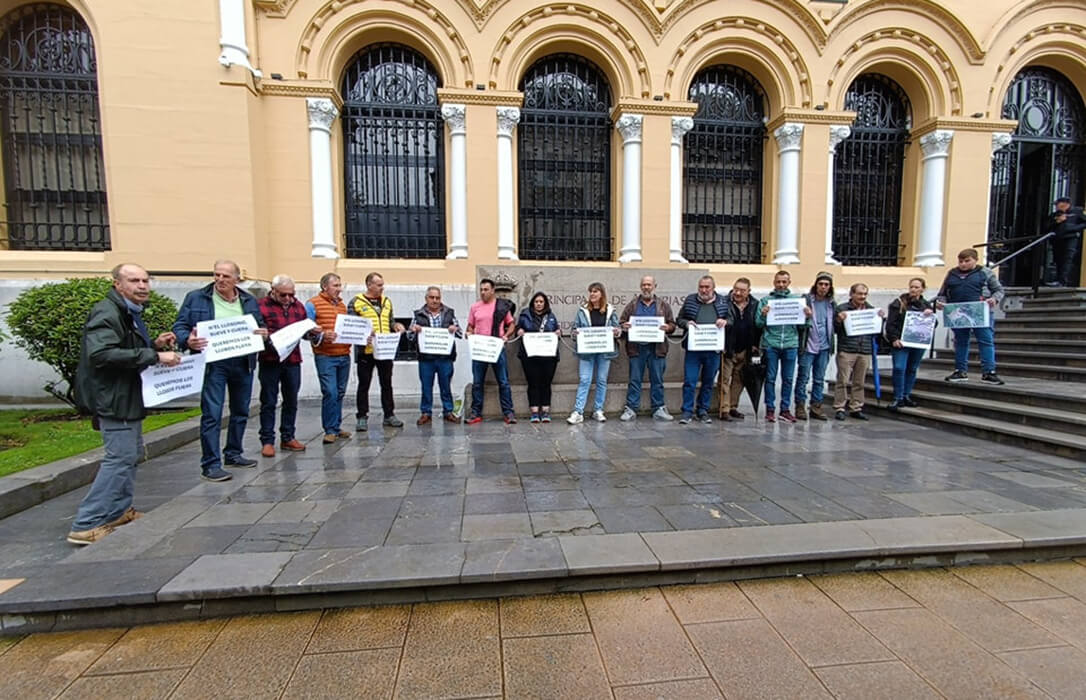 Ganaderos de tres montes clasificados como libres de lobo se encadenan para denunciar la «ineptitud» del Gobierno asturiano en sus controles